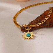 Pendentif soleil en turquoise monté sur chaîne dorée - Mes Bijoux En Pierres Naturelles