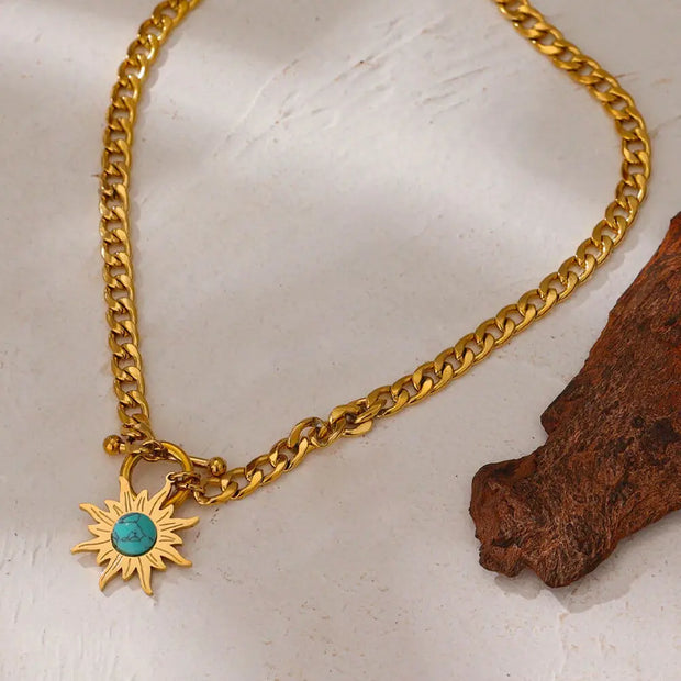 Pendentif soleil en turquoise monté sur chaîne dorée - Mes Bijoux En Pierres Naturelles