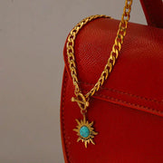 Pendentif soleil en turquoise monté sur chaîne dorée - Mes Bijoux En Pierres Naturelles