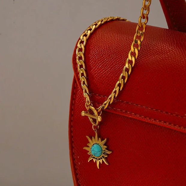 Pendentif soleil en turquoise monté sur chaîne dorée - Mes Bijoux En Pierres Naturelles